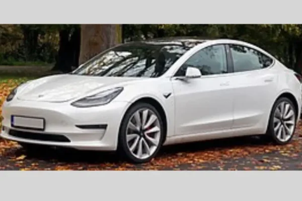 Vercelli Strada Tesla Model 3